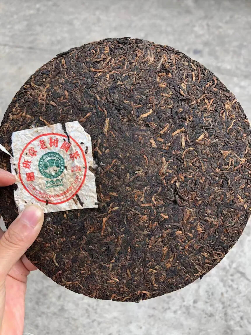 2004年南嶠班章老树圆茶宫廷贡饼熟茶！宫廷金芽压制