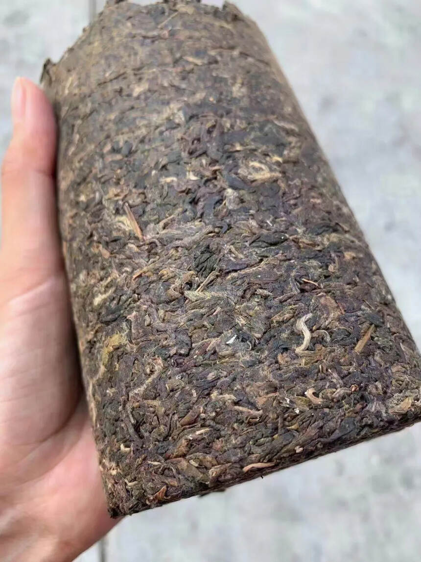 里外一口料2015年布朗山龙柱圆茶，1000克/个，