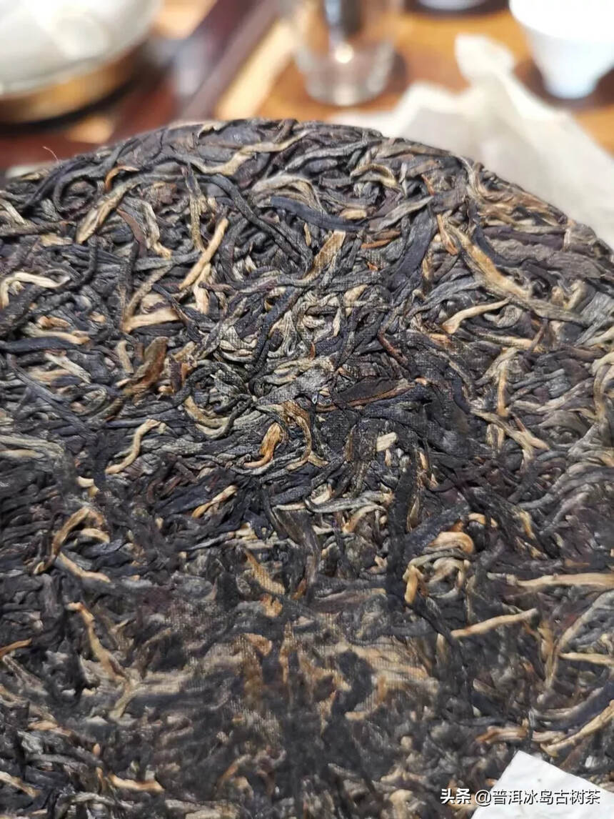 01年绿印生茶，华联定制版。采用倚邦山原料压制而成，