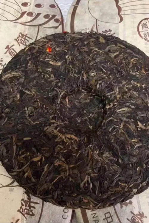 ??

04年兴海班章乔木生态茶，条索粗壮肥沃，条形