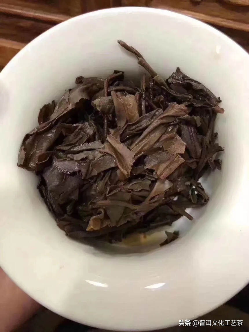 2003年凤临茶厂班章野生古树茶砖，250克/片，1