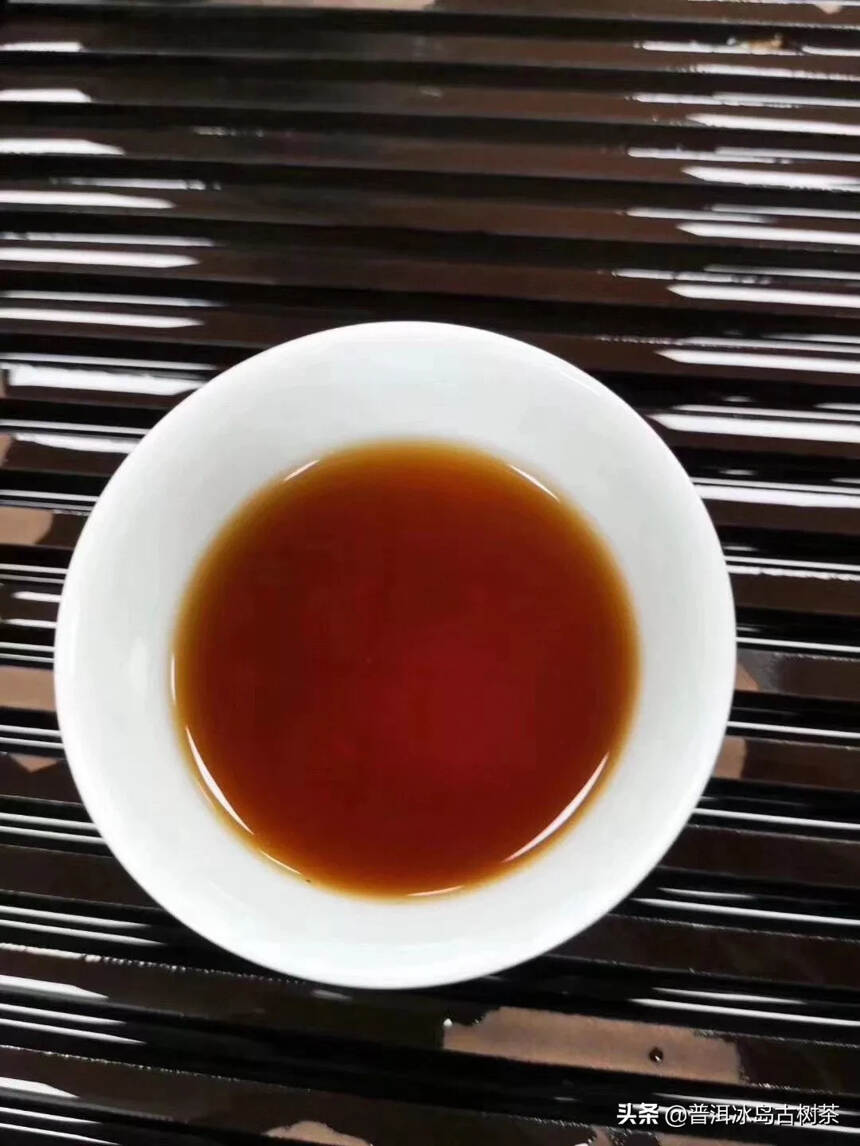 此茶属于醇香型易武陈年普洱，香而甜，汤色红浓明亮，色