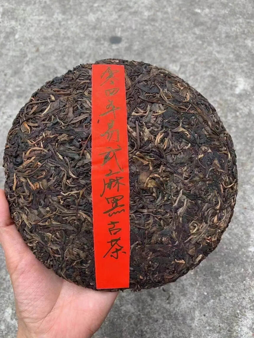 2004年易武麻黑古树茶，357克/片，7片/提。由