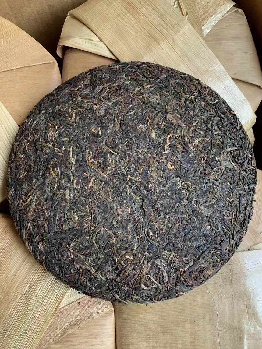 2006年凤临高香孔子文化节纪念普洱茶，选料为纯正古