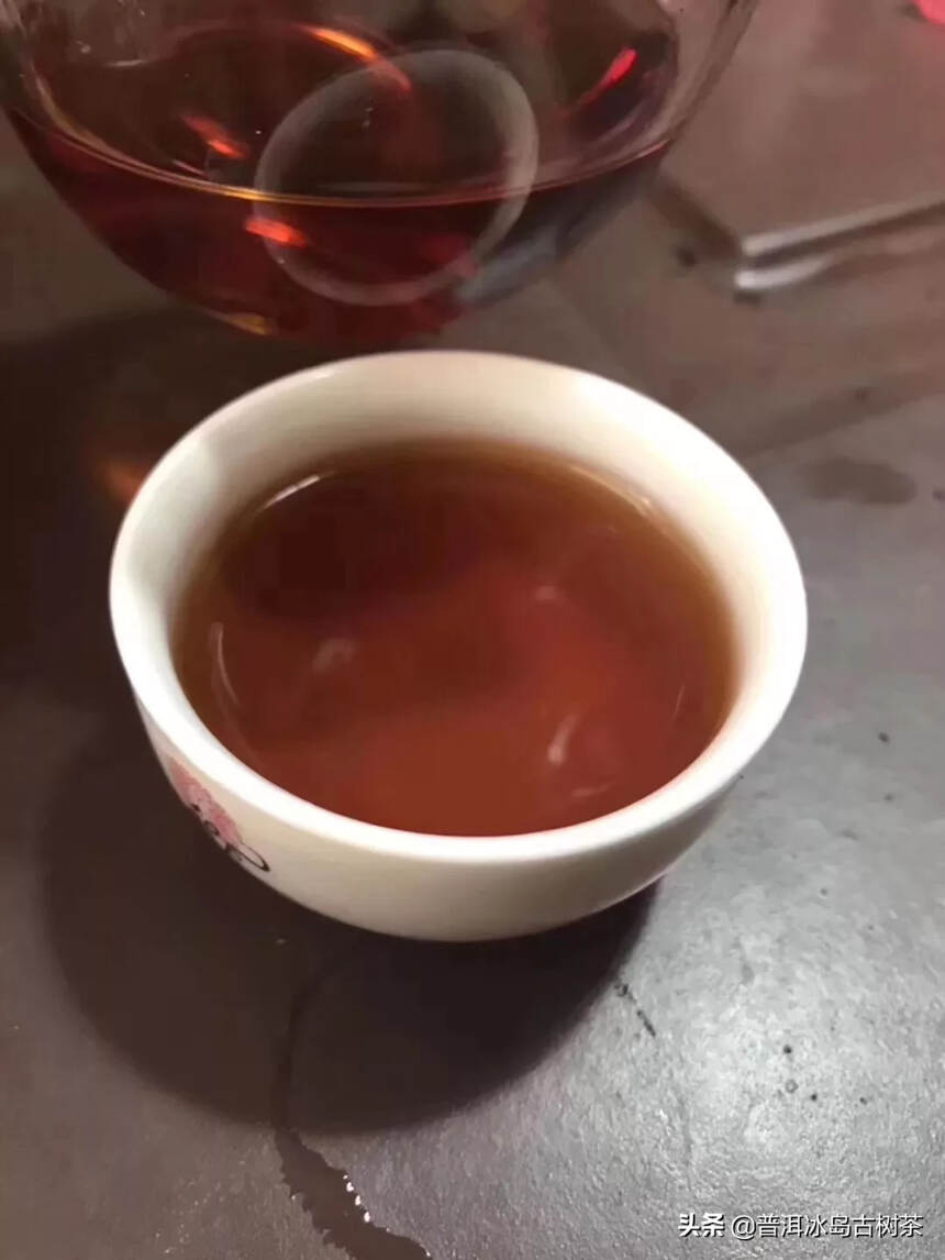 85年干仓老生茶，黄印布朗山古树纯料。陈香糯滑