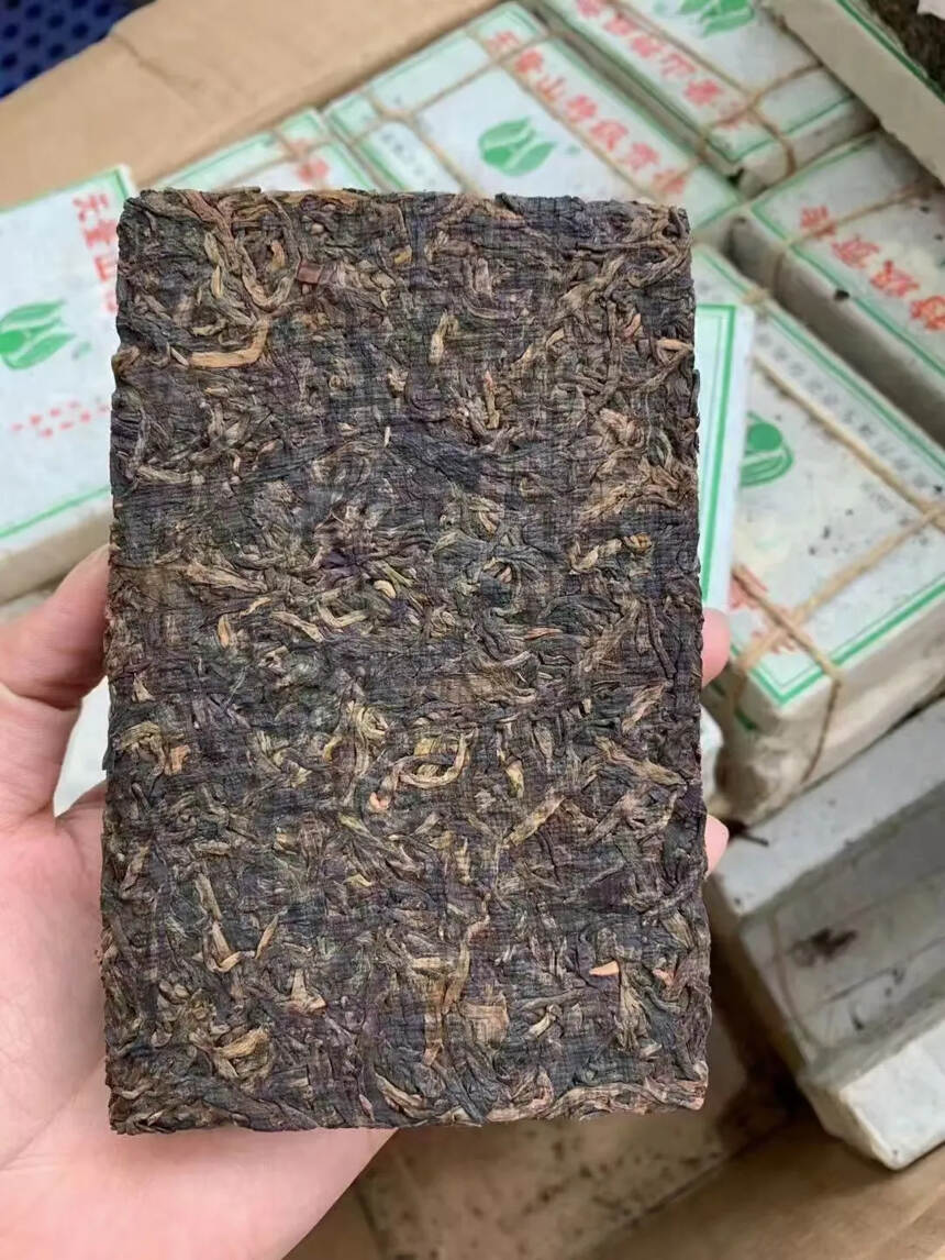 2003年凤临无量山特级贡砖生茶，250克/片，
粗