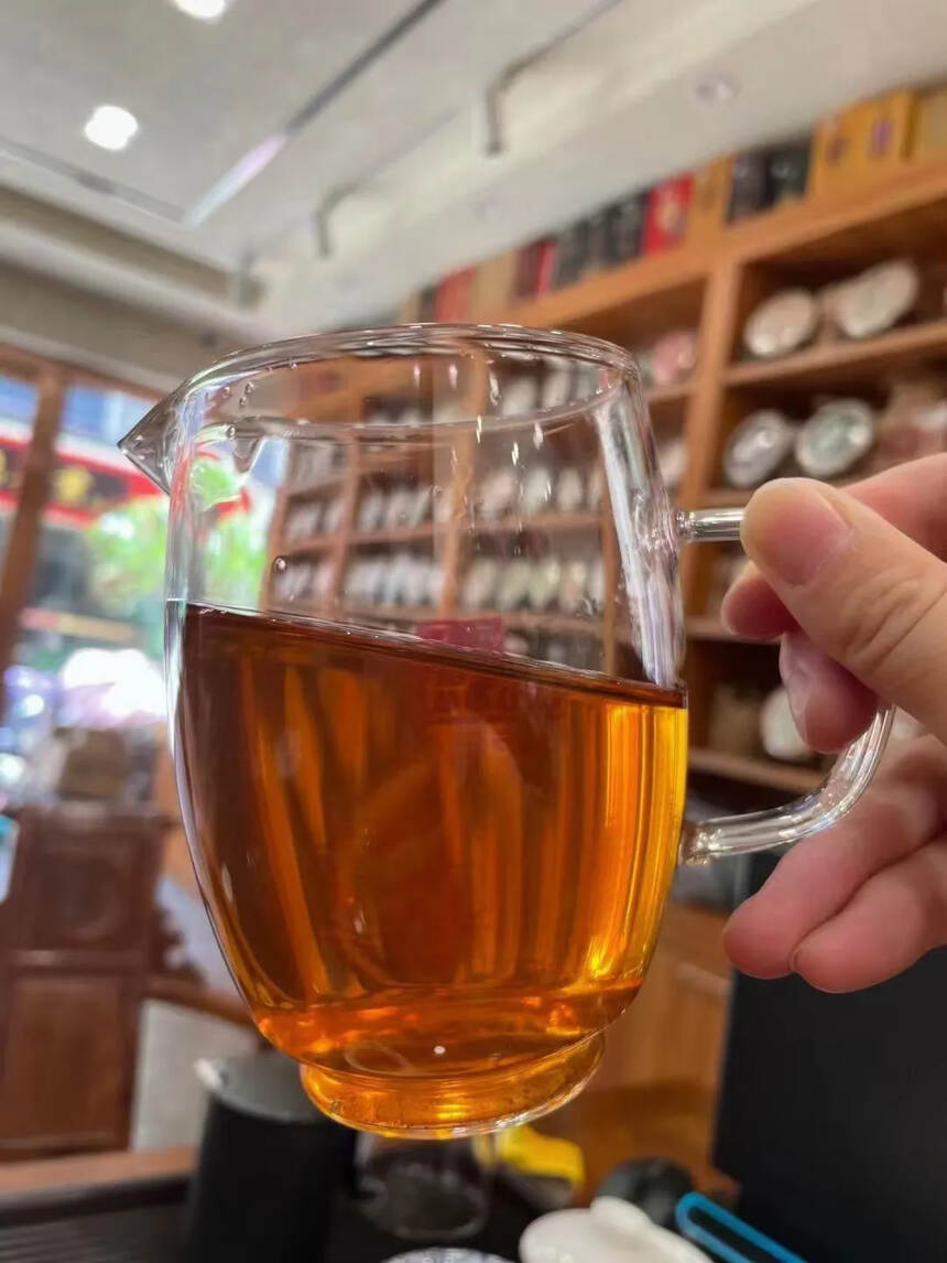 2012年兴海茶厂布朗山大树茶，
茶叶具有条索粗壮，