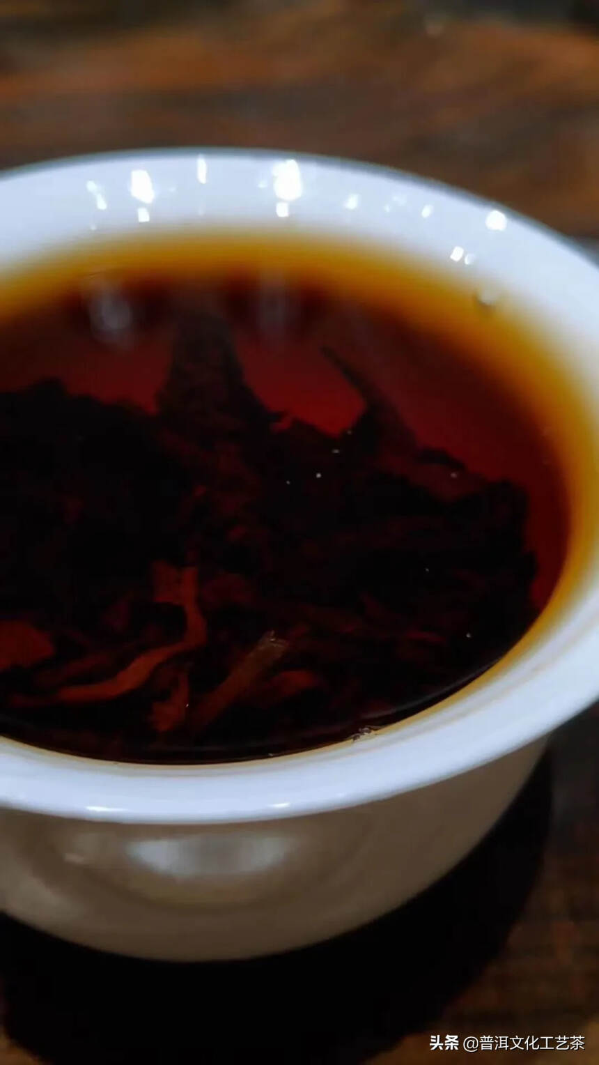 2017年龙园号乔木老树茶
原料选用勐海西双版纳高海