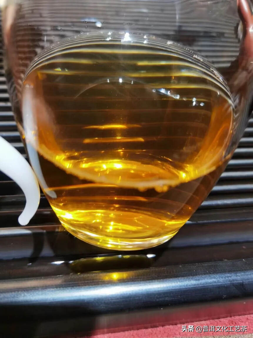 2000年花园茶厂蓝印圆茶
一饼357克，一提7饼，