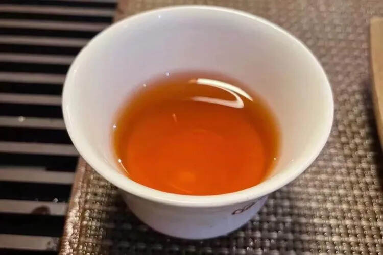 2013年大古树熟普
条索粗壮肥沃，条形完整，茶味霸