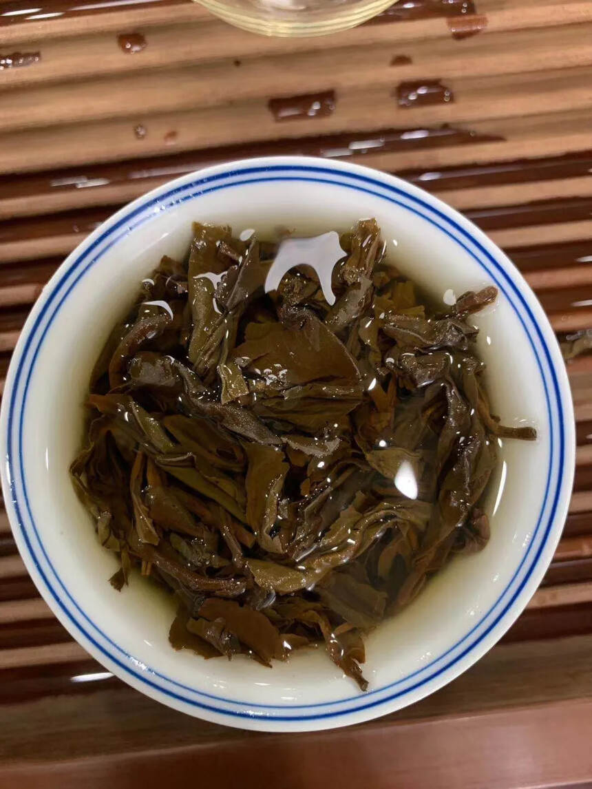 2002年班章古茶饼，357克/片，7片/提，42片