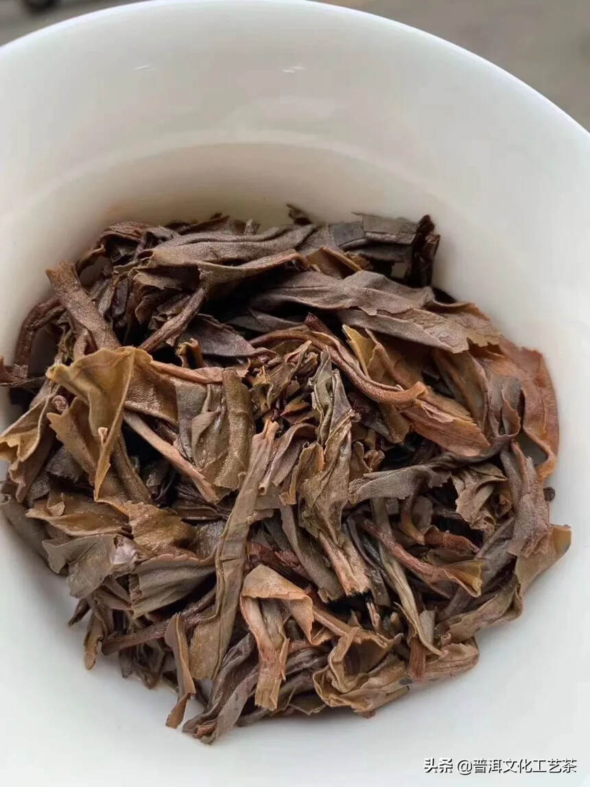 2010年云南大茶仓茶业有限公司出品的无量山老树茶