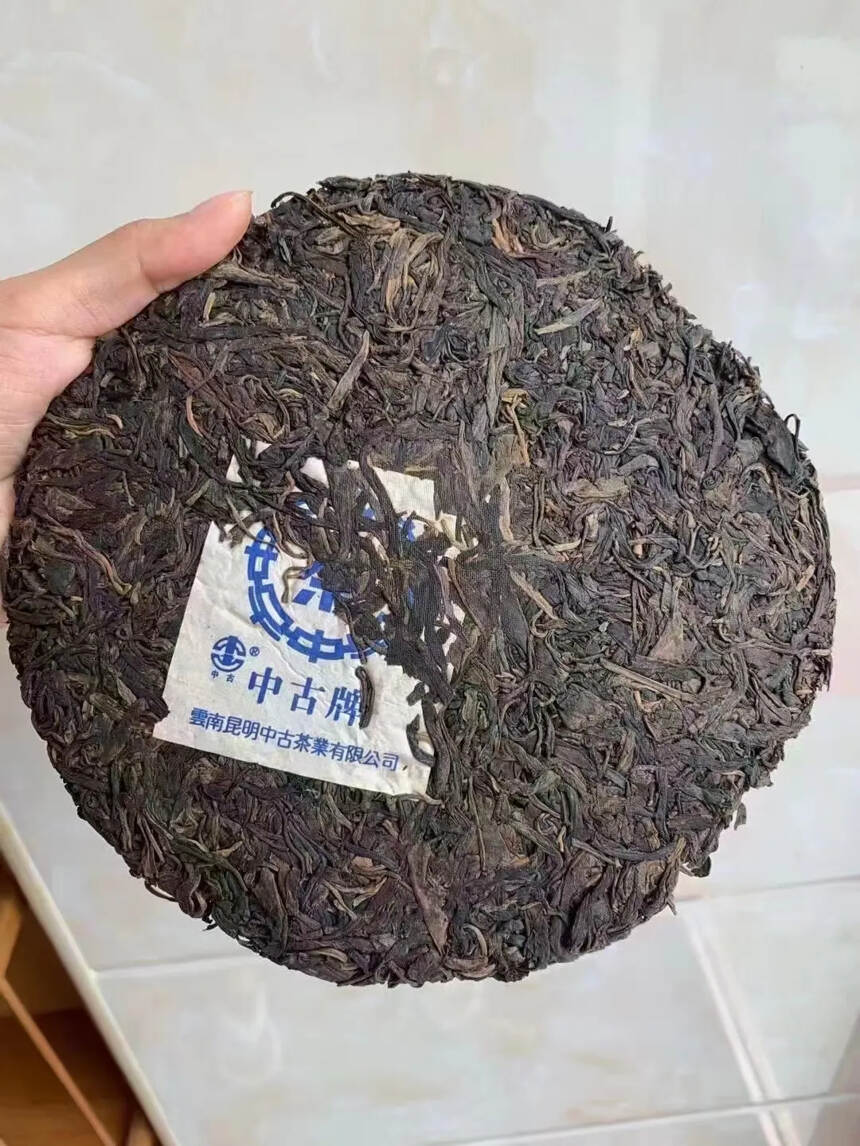 老字号茶庄的蓝印青饼
2006年中古号 蓝印生茶，3