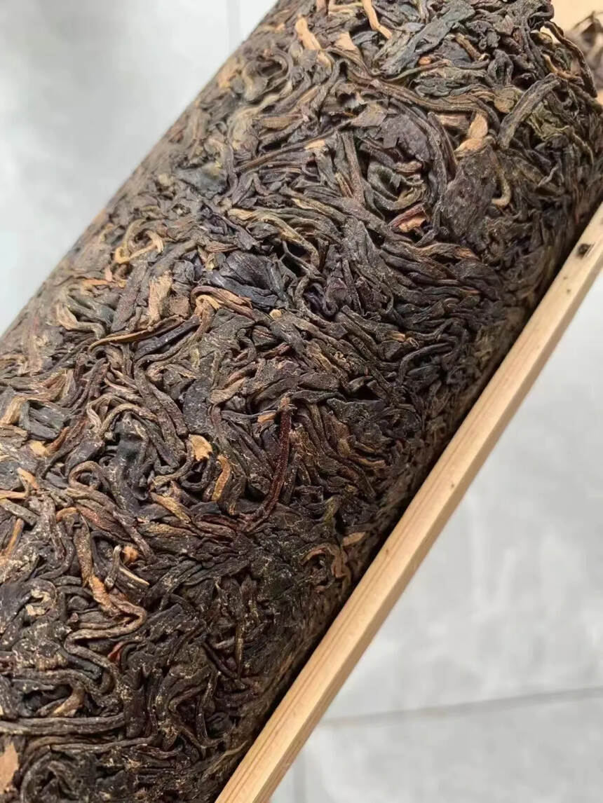 2002年班章竹筒茶，1kg/根，


茶叶选料等级