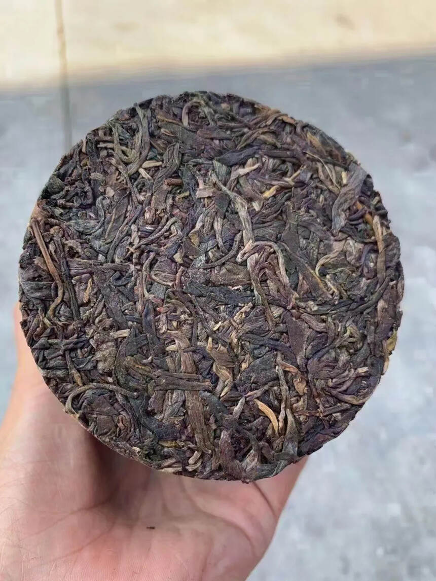 2015年布朗山龙柱圆茶，1000克/个，
香气超好