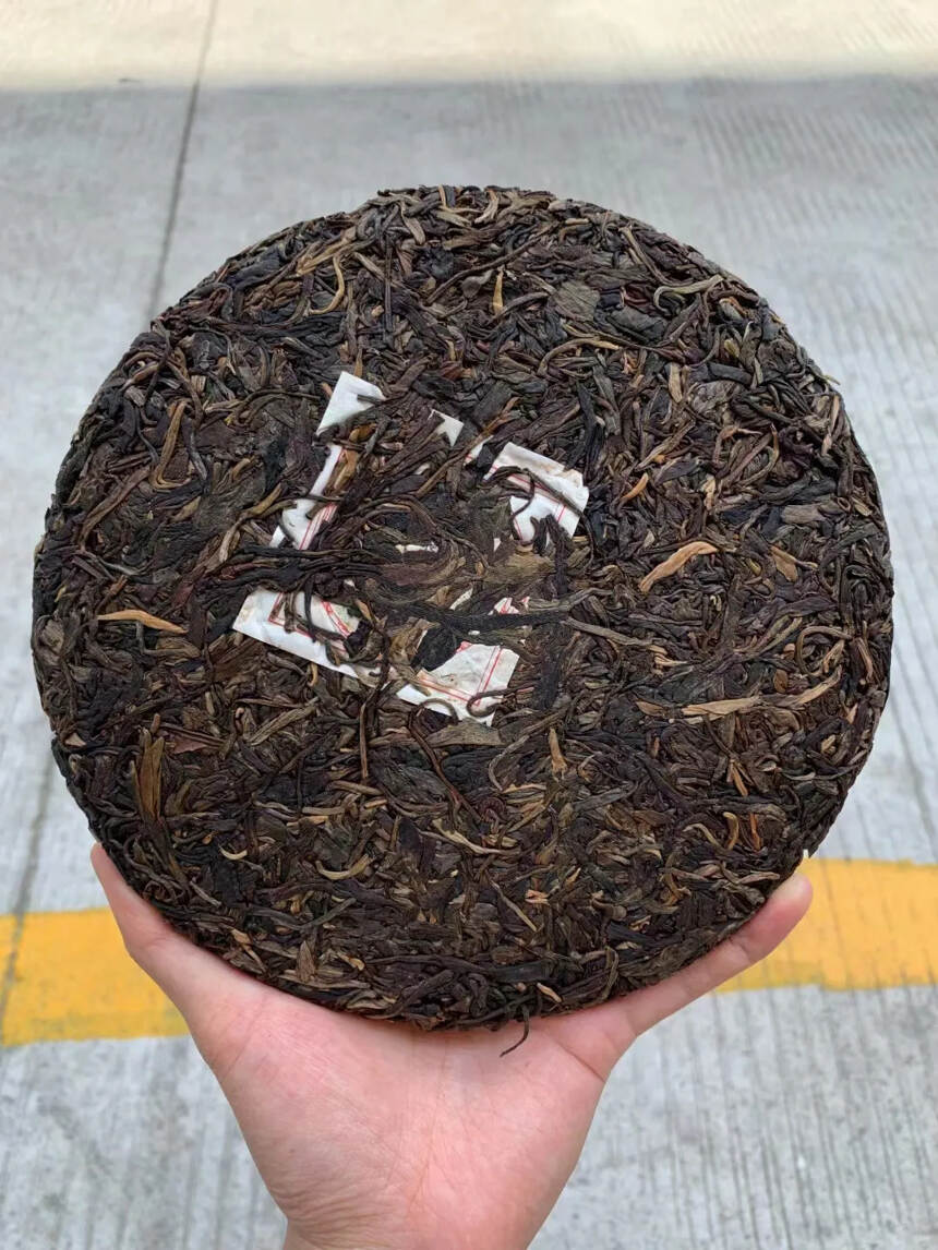 2012年兴海茶厂布朗山大树茶，
茶叶具有条索粗壮，