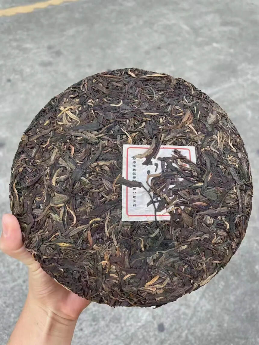 2012年杨聘号冰岛茶王饼，357克/片，
入口茶香