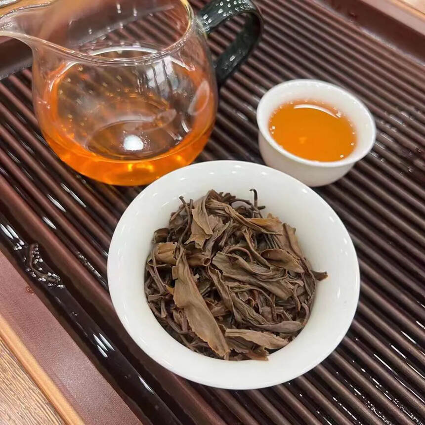 巴达山古树茶的特点
此茶条索粗壮、显毫，色泽油亮，茶