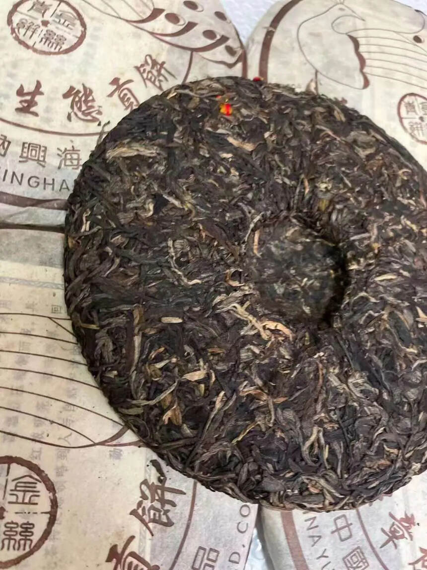 ??

04年兴海班章乔木生态茶，条索粗壮肥沃，条形