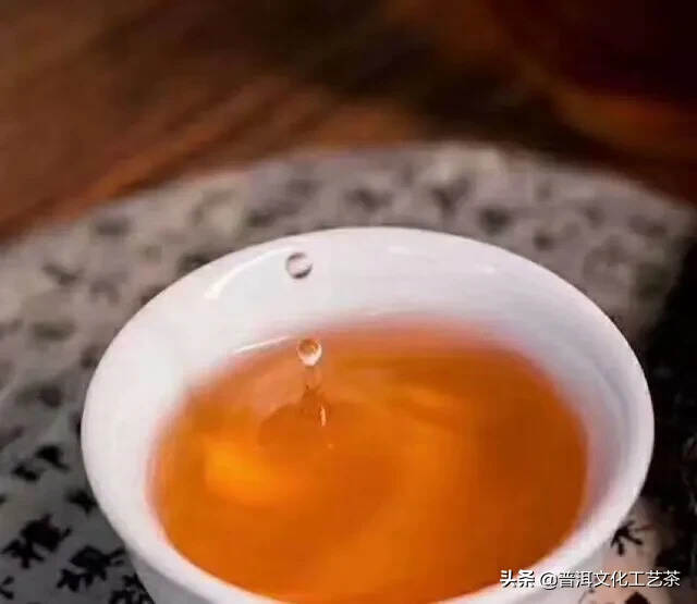 九十年代同慶老號生茶饼  
由于长时间的存放 茶叶的