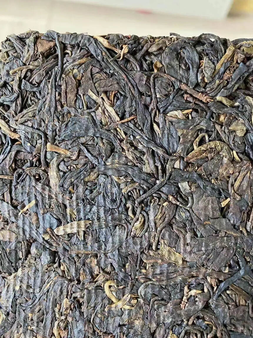 2002年班章古茶砖一款集烟韵与口感于一身的古茶砖，