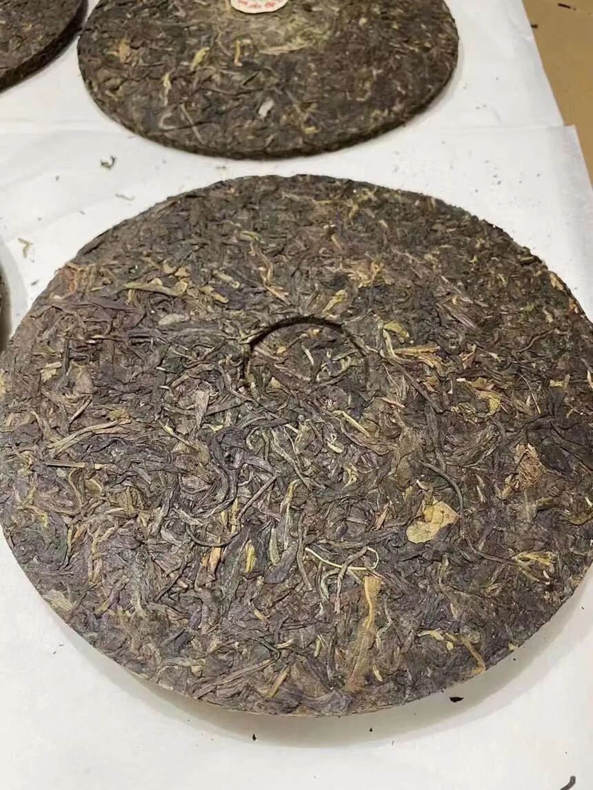 ??90年代广云贡青饼，纯干仓。茶香十足，茶底气十足