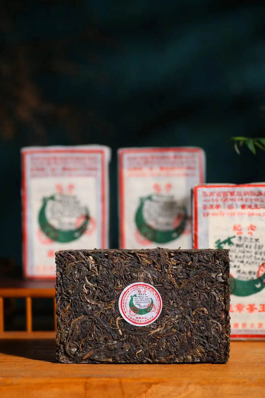 2003年首批班章茶王青砖，烟韵明显、干茶香高扬扑鼻