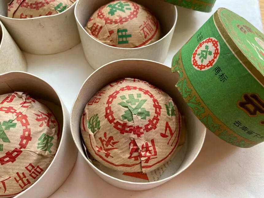 八十年代 云南沱茶 甲级生普洱沱茶，二两的经典绿盒，