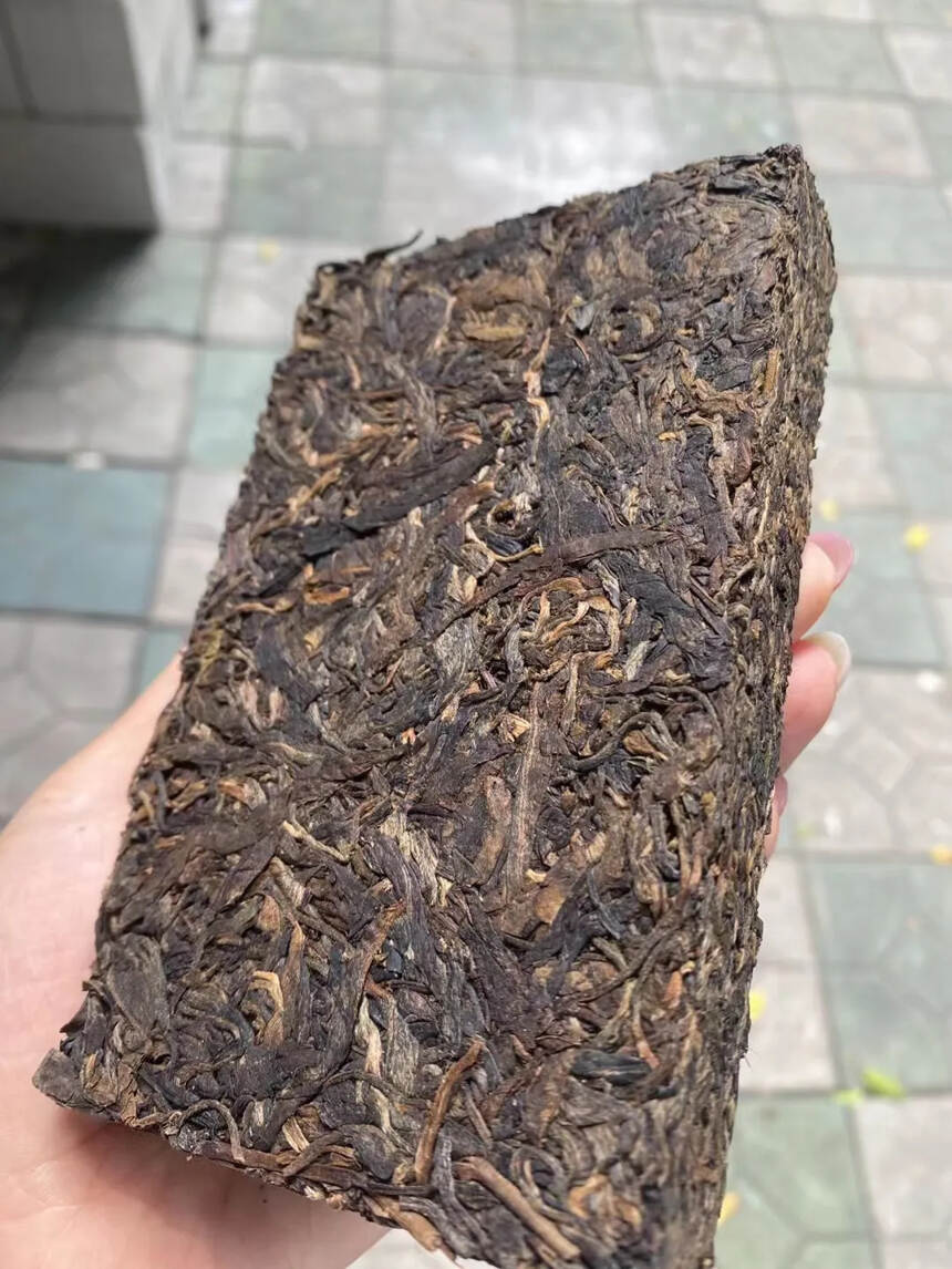 #喝茶# #茶饼# 砖茶，


老烟味，柔和的烟+沧