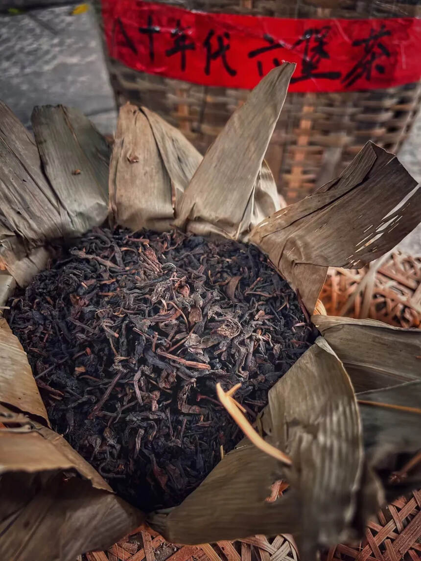 八十年代六堡茶[烟花]
小竹篮荷叶包裹

茶汤醇厚