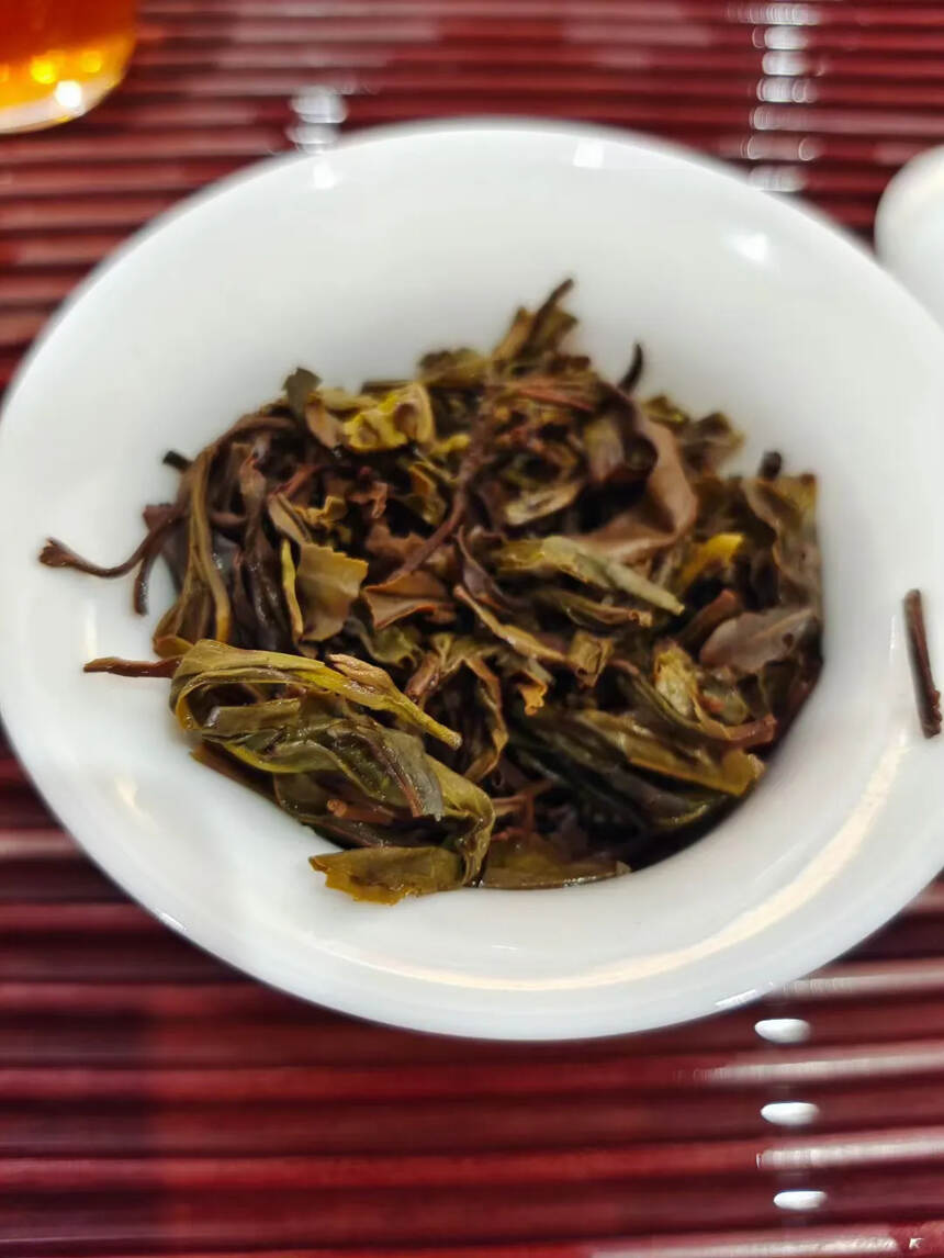 09年丹珠古树沱
春海茶厂
布朗山茶料压制，汤色微红