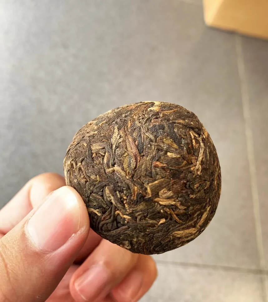 2005年班章乔木沱茶(子弹沱)
沱茶压制紧实，因沱