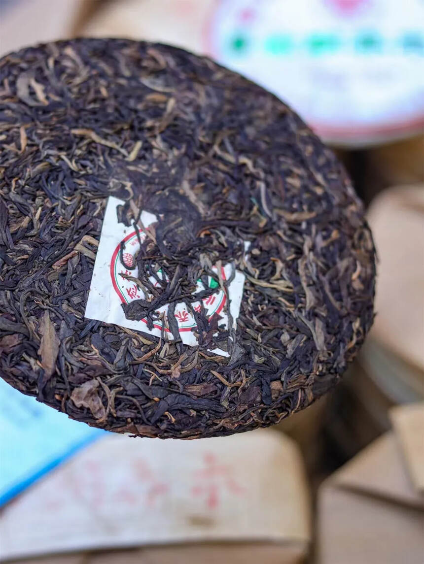 2013年兴海茶布朗乔木青饼，茶气充足，韵味明显，果