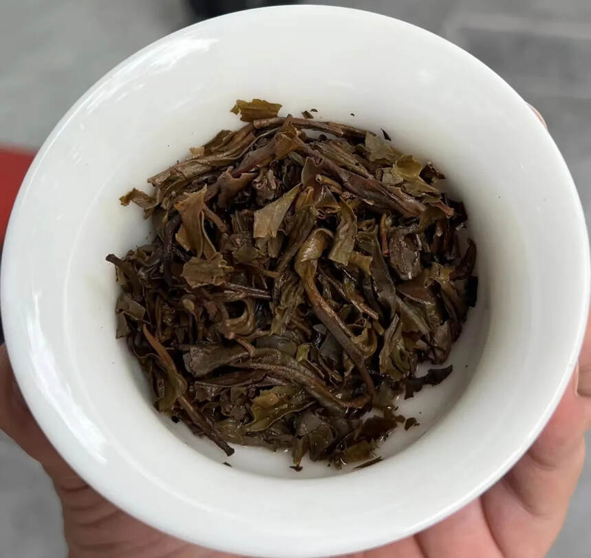 05年布朗族茶条，选用勐库大叶种春尖为原料 ，茶汤色