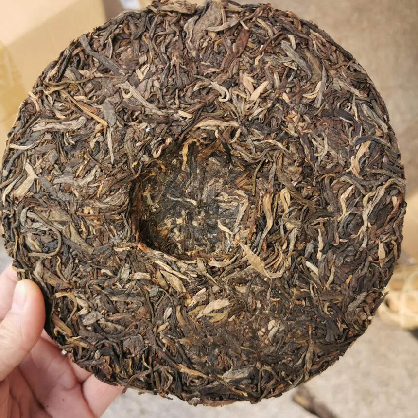 05年易武乔木老树饼生茶，干净中期茶。