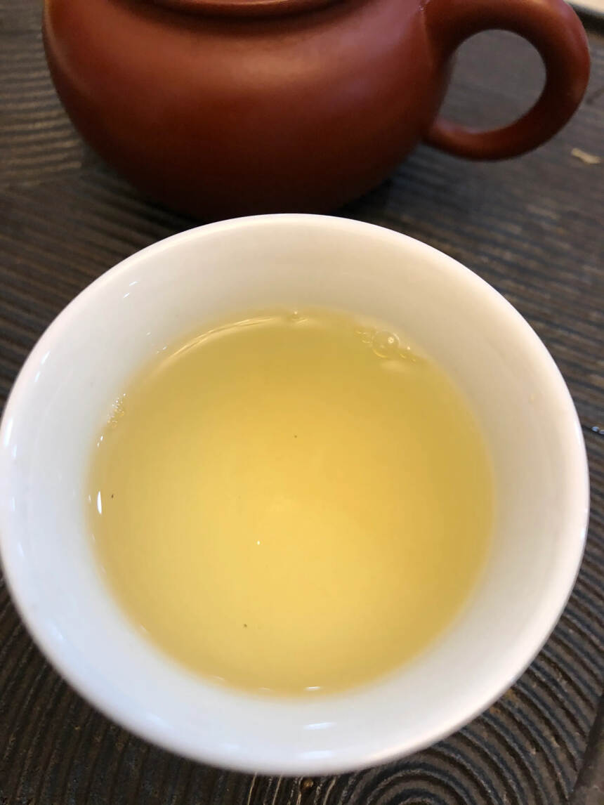 布朗山古树秋茶，有回甘但不持久，当口粮茶还是推荐的