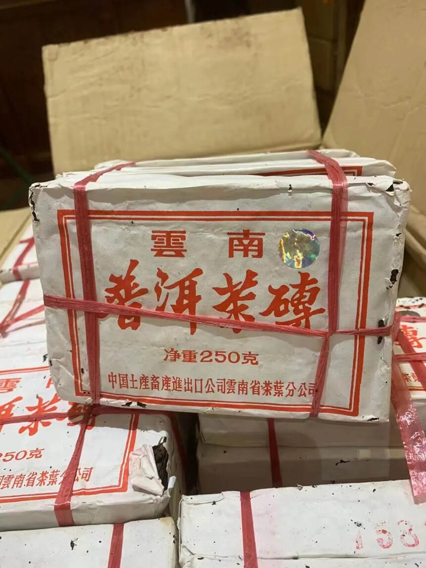 2000年7581砖熟砖茶，采用金毫细茶撒面，青壮里