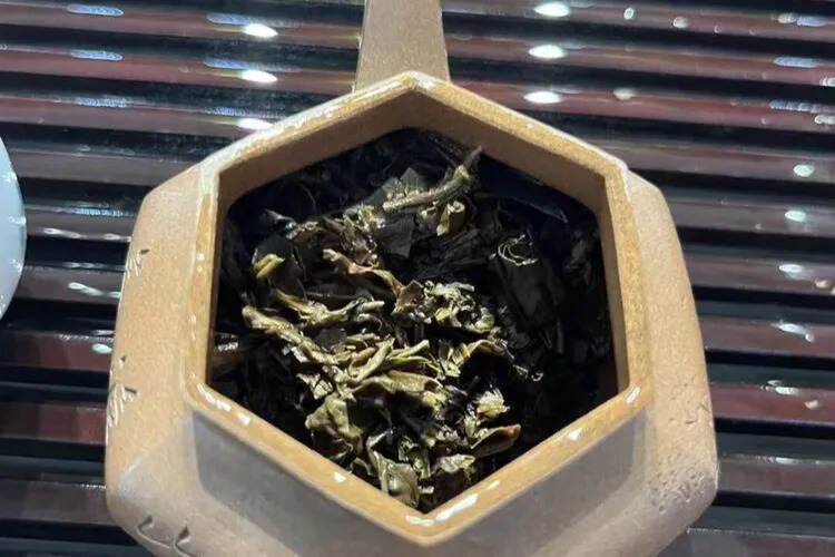 ??05年华联饼  重点推荐高品质好茶，澳门华联在中