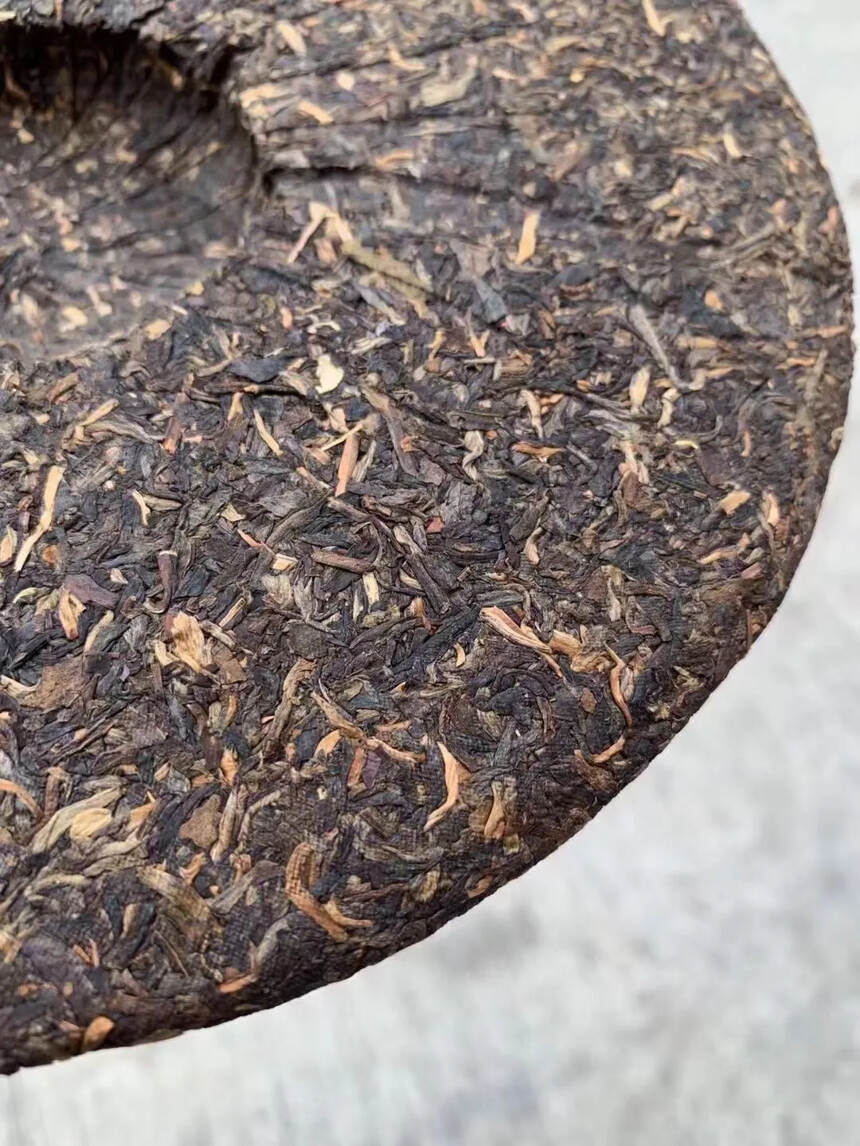 90年末期德兰茶厂德兰饼，普洱茶生茶，这款茶带有浓郁