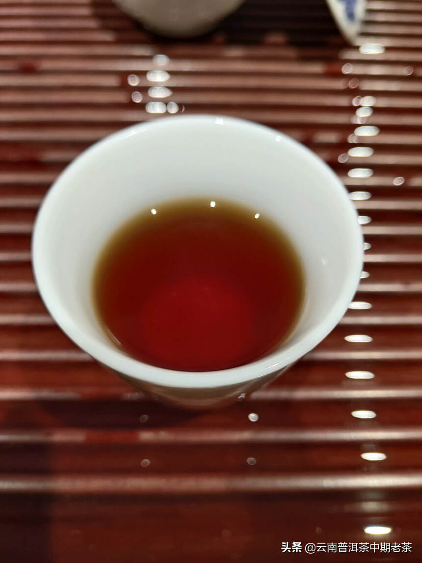 09年忙肺古树熟茶，每片357克，滋味醇厚，汤水顺滑