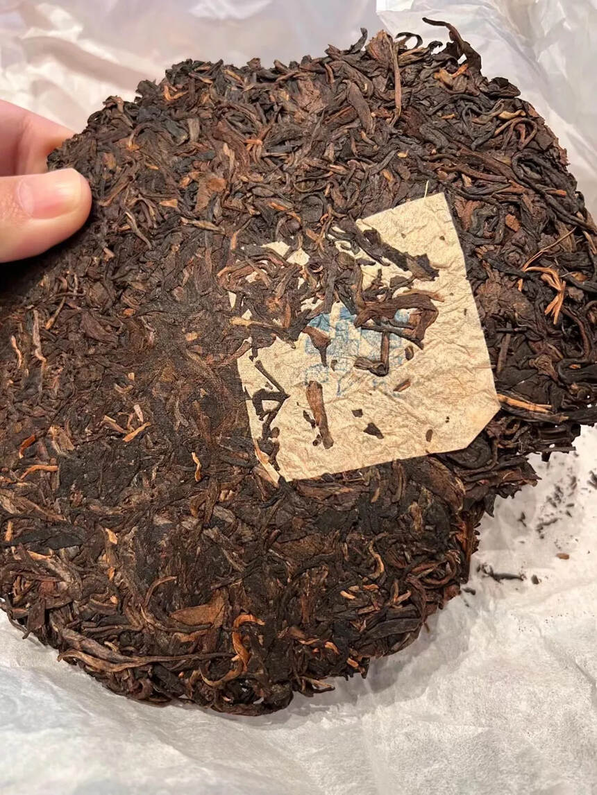 九十年代，天蓝茶字生普洱茶饼，选用布朗山茶区大树生态