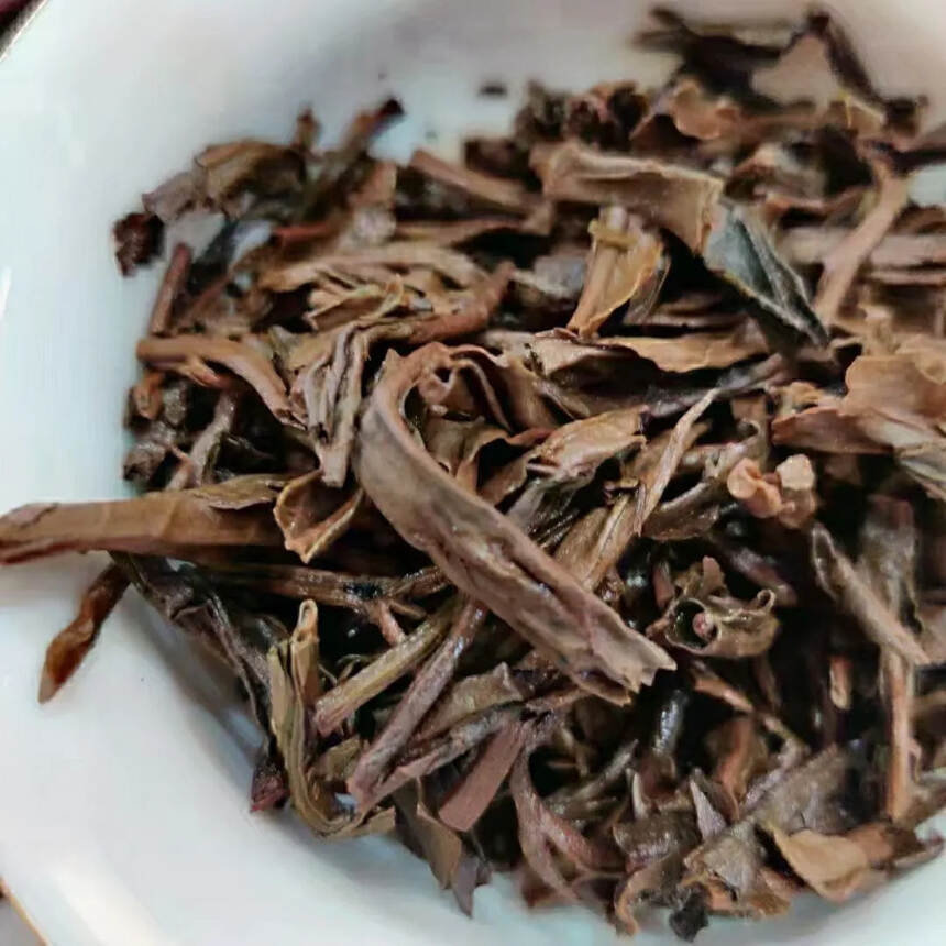 2006年大印山古树，茶汤入口有一股浓郁的密香味，茶