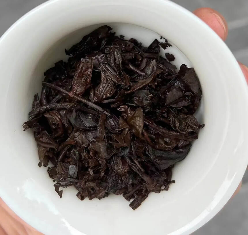 八十年代福元昌号生茶铁饼
醇正老味
取勐海茶区名山春