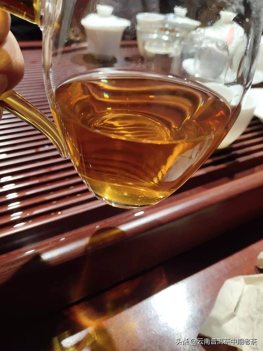 2004年兴海普洱茶生茶


茶厂大中格纹纸珍藏品?