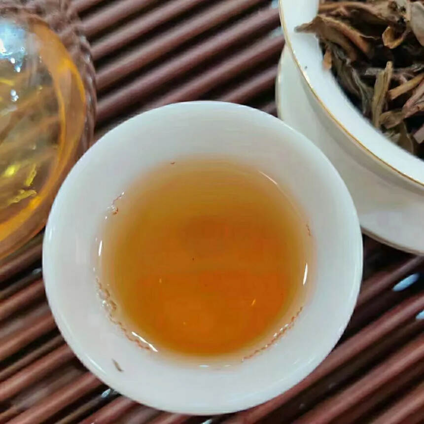 2006年大印山古树，茶汤入口有一股浓郁的密香味，茶