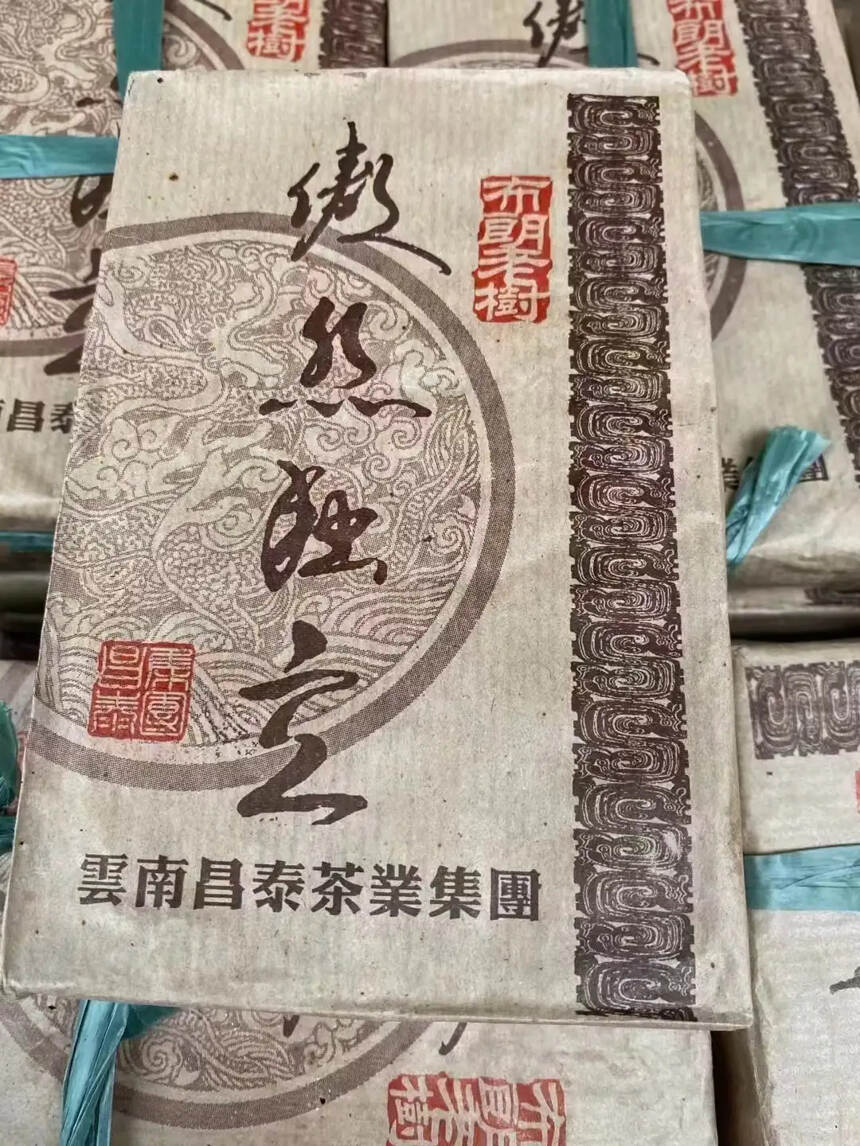 2005年昌泰
布朗老树料，条索肥壮，茶气霸道，口感