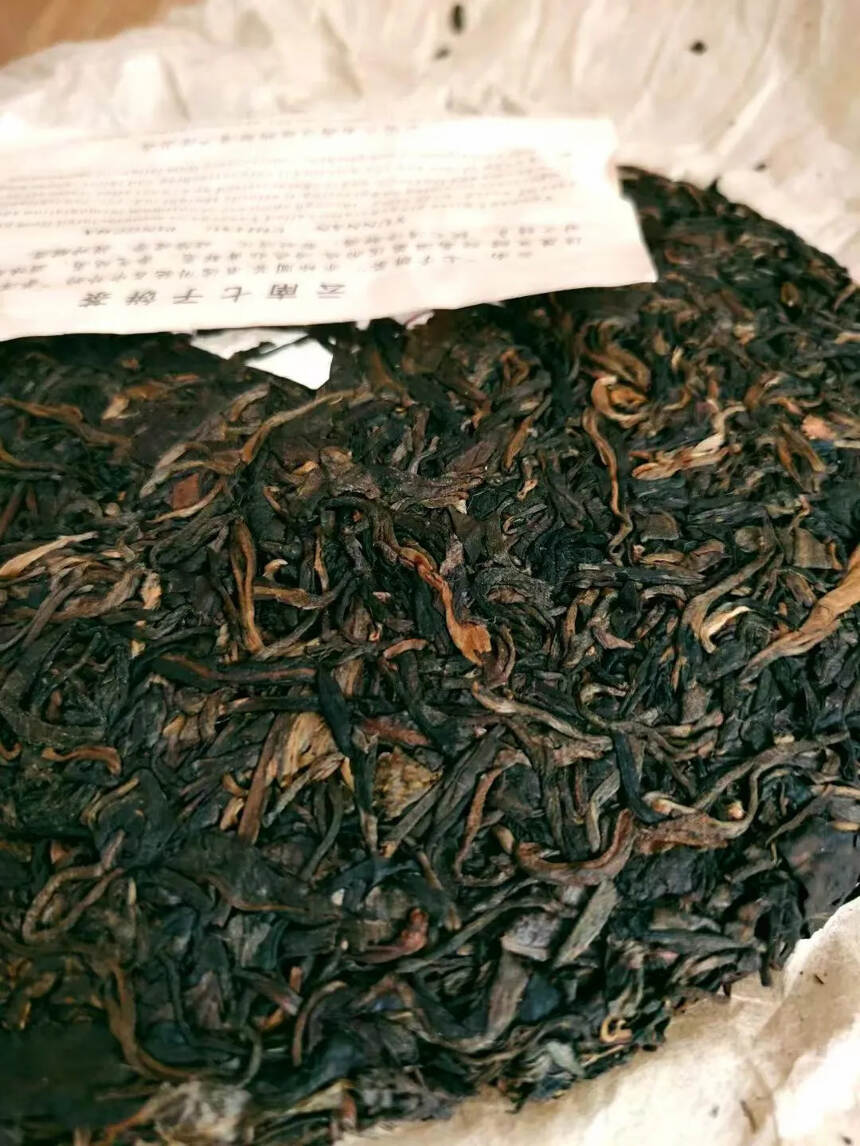 1996班章老茶，条索均匀显豪，里外一口料，陈香明显