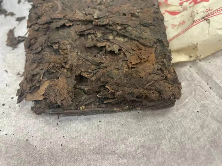 90年代易武老树青砖
一砖250g，一件120砖
茶