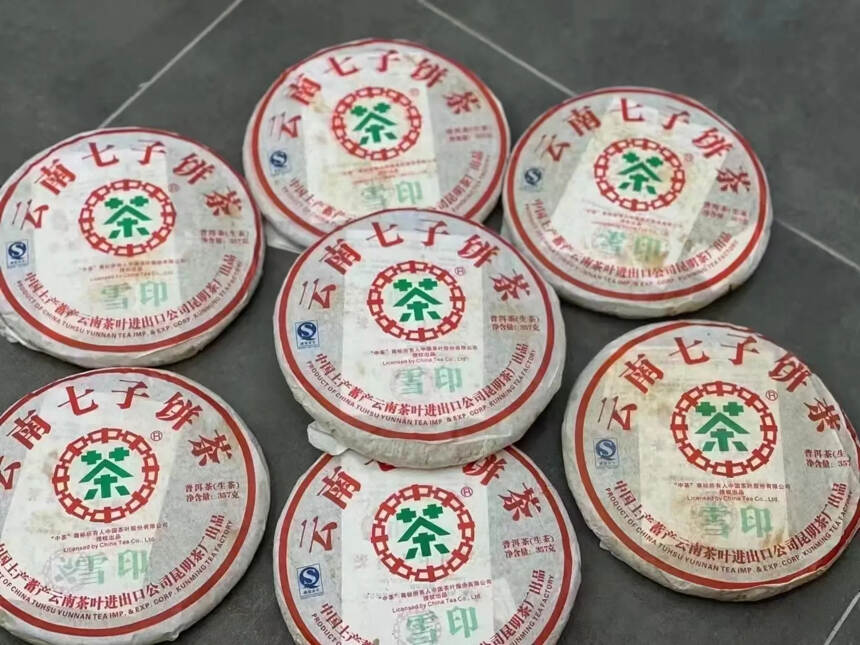 中茶07年雪印青饼
条索肥壮，汤色通透，口感饱满，后