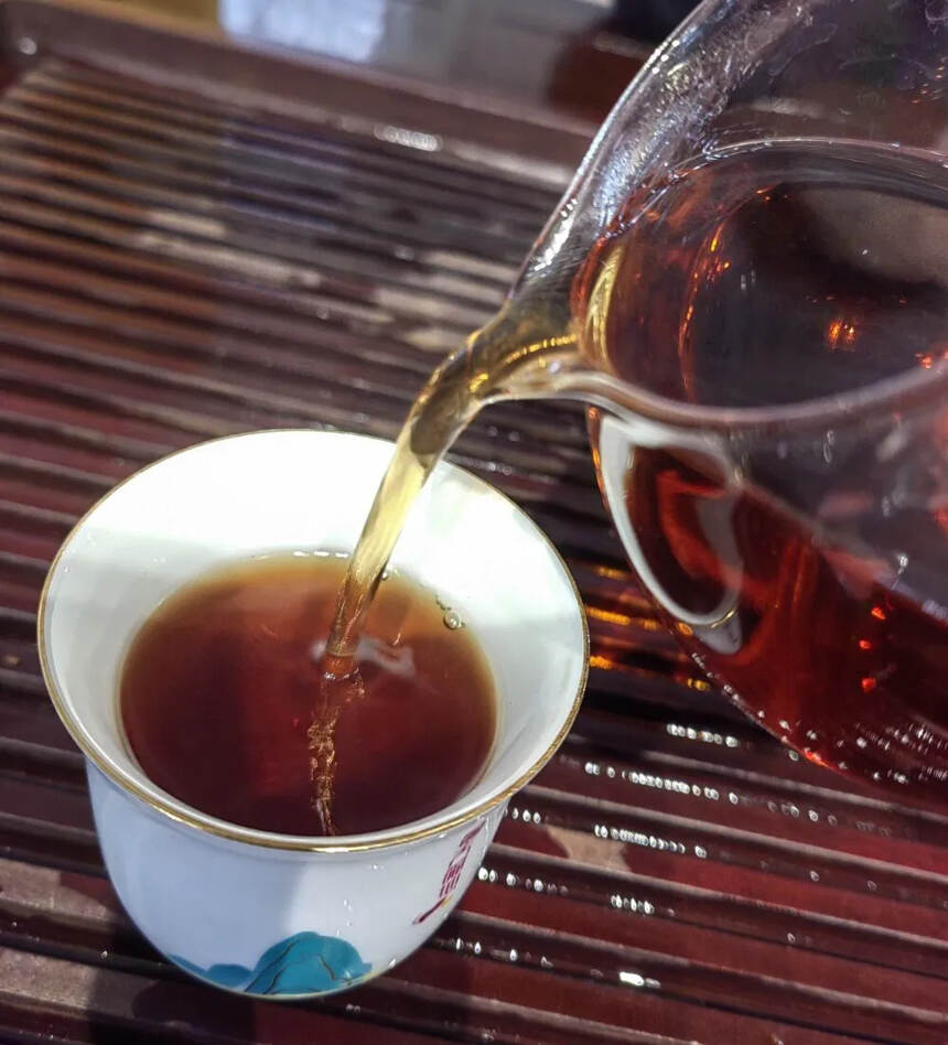 九十年代出口熟沱古董熟茶，茶汤清透红润有光泽，茶味醇